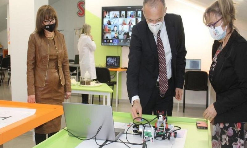 Робот, създаден от ученик, направи кафе на просветния министър