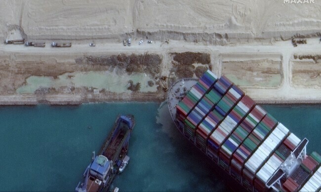 Окончателно освобождават движението в Суецкия канал
