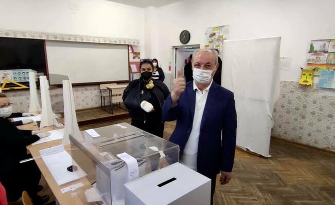 Ахмед Доган гласува мълчаливо | Банкеръ