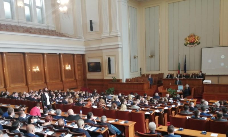 Депутатите гласуваха промени в Изборния кодекс с разправии и издирване на Слави