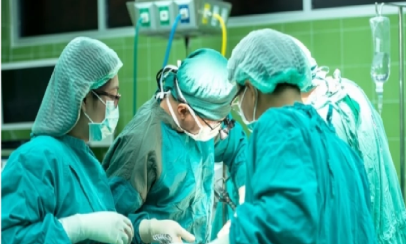 С 3-часова операция в УМБАЛ „Свети Георги“ отстраниха 1,5 кг тумор от коляно на пациент