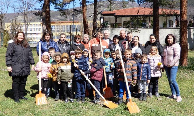 Служители на община Карлово, доброволци и деца от участваха в залесителна акция