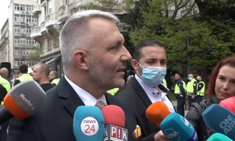 Екшън преди консултациите за ЦИК, протестиращи посрещнаха Хаджигенов с викове „предател“ и „мутро“