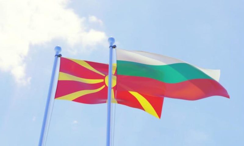 Македонски политолог: Българите са в капан