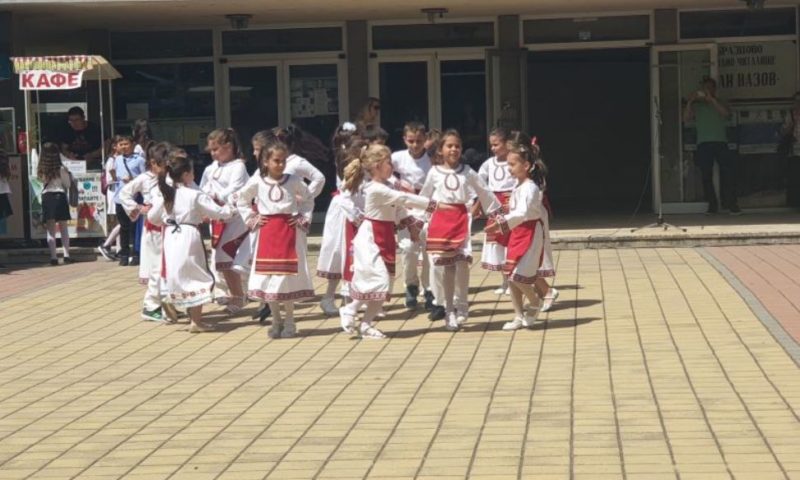 На днешния празник: Децата и учителите на Хисар просълзиха съграждани и гости/ВИДЕО/