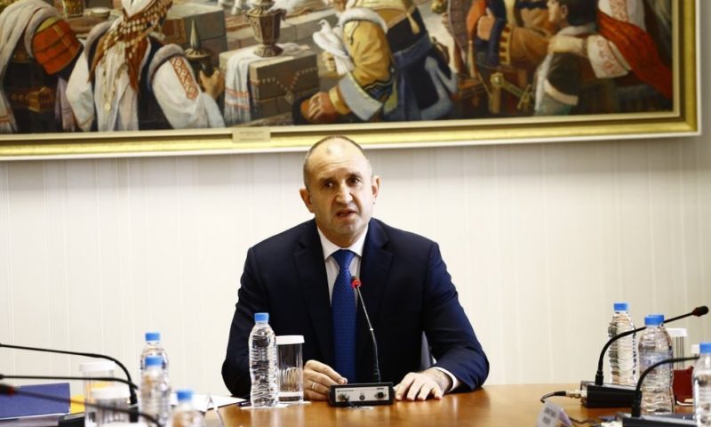 Радев назначи Стефан Янев за служебен премиер с трима заместници и 14 министри