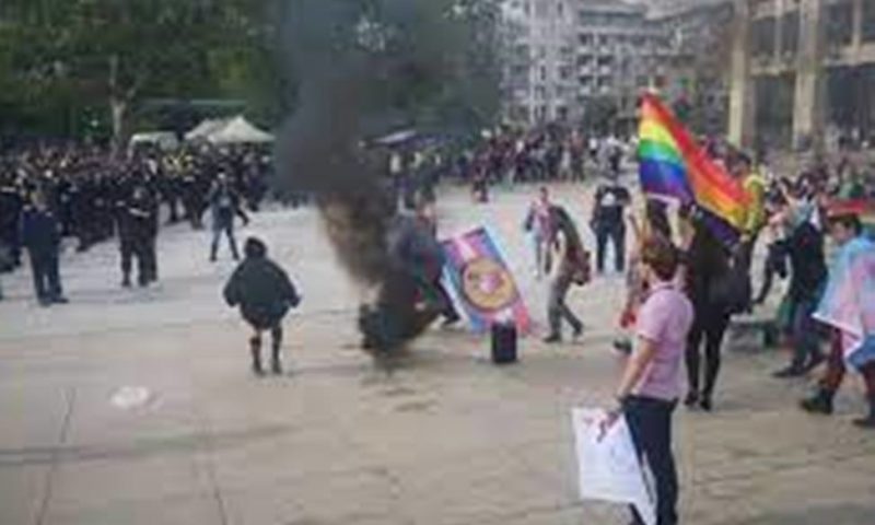 Яйца и камъни по гей парада в Бургас, запалиха знаме