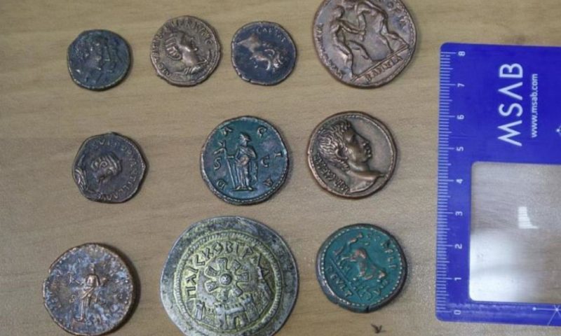 Откриха артефакти и антични монети в кабинета на шефа на „Национална полиция”