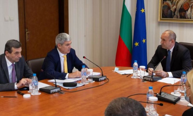 Радев: България трябва спешно да търси решения