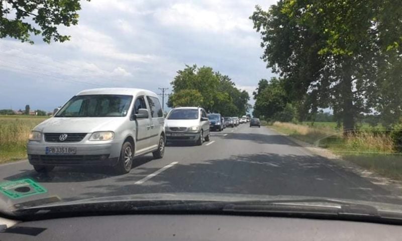 Адски опашки и десетки чакащи автомобили на пътя Карлово- Пловдив /СНИМКИ/