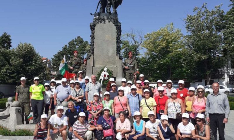 Заместник-кметът на Карлово Антон Минев посрещна пред паметника на Апостола лъч от туристи-ветерани