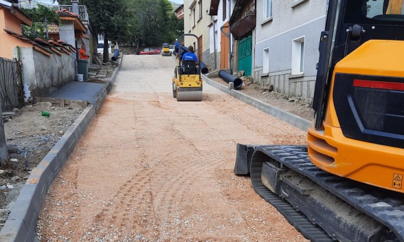 Продължават ремонтните дейности в Карлово и населени места от общината