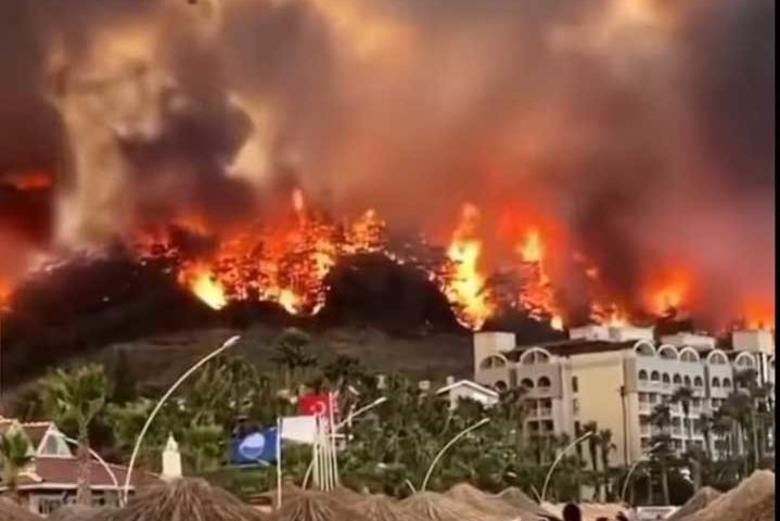 Расте броят на жертвите и пострадалите при огнените стихии в Южна Европа (ВИДЕО)